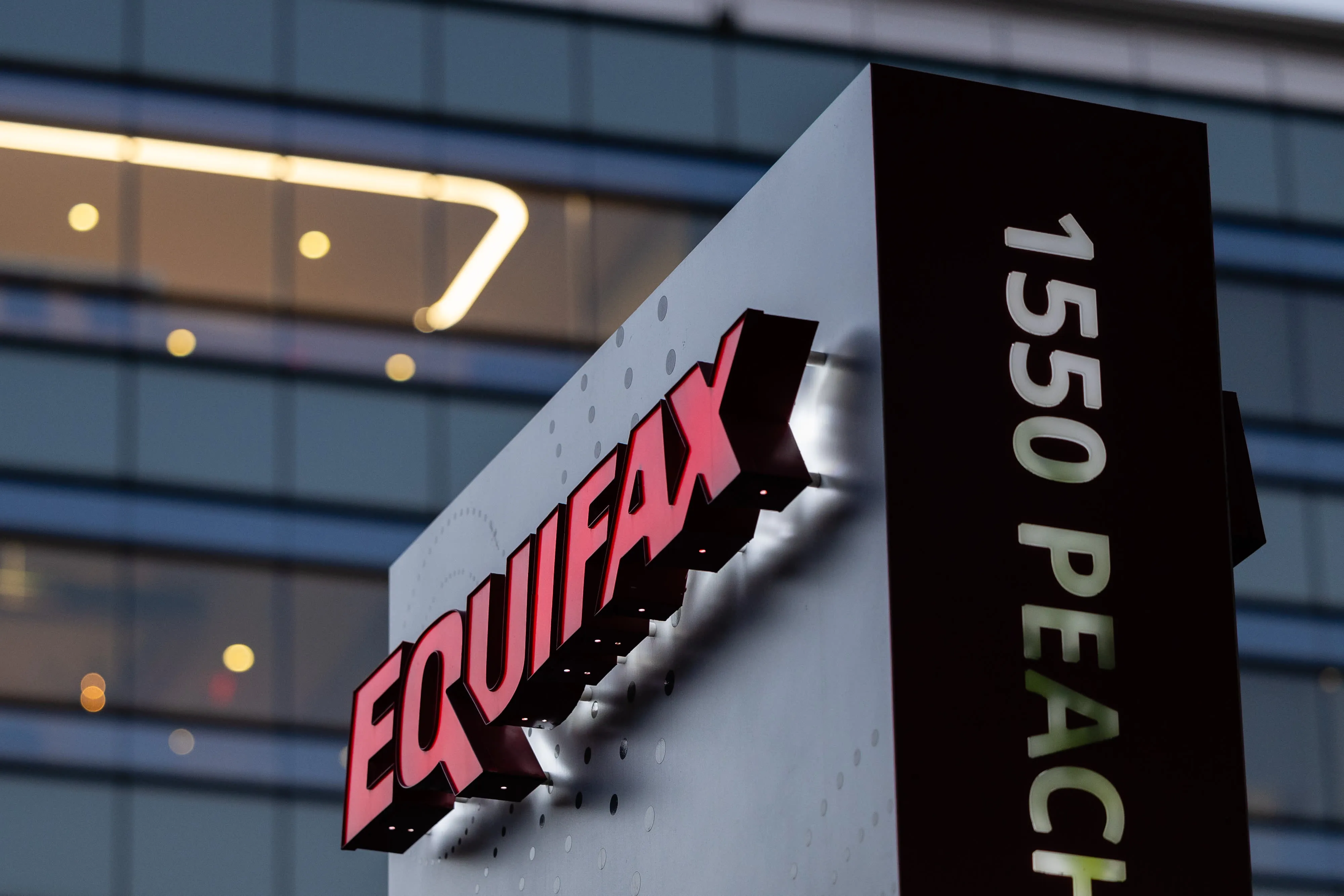 Equifax Inc .)因信用报告错误被罚款1500万美元