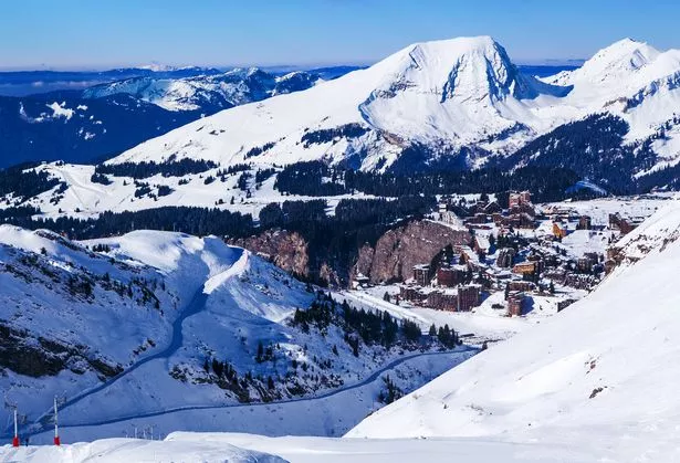 英国父亲在“世界上最难”的斜坡上滑雪时,从100米处摔死